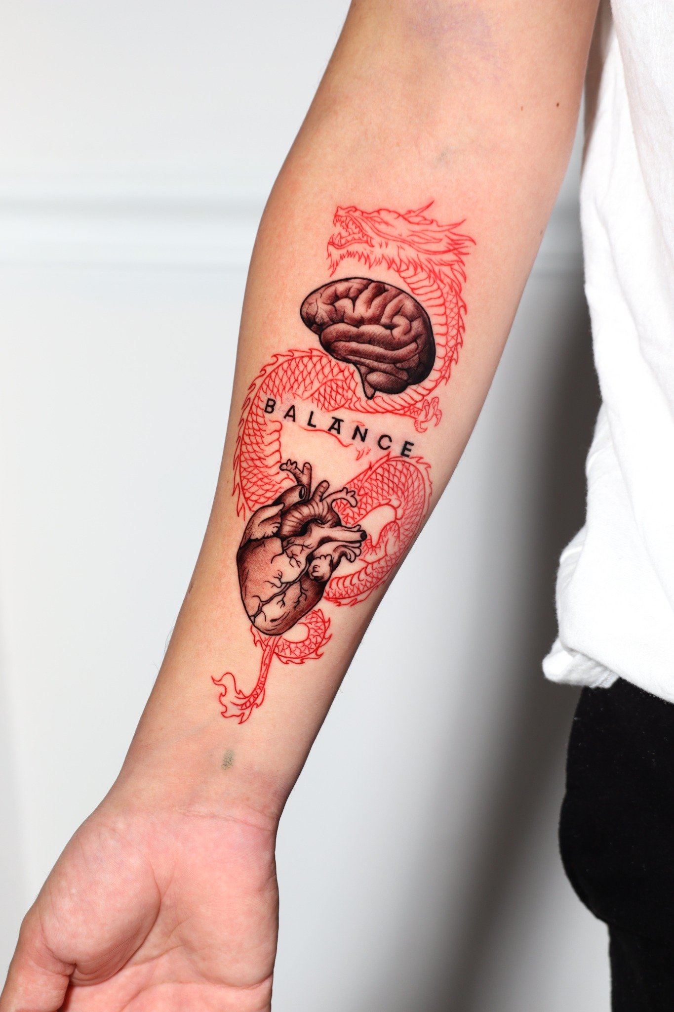 Tatuaje de línea roja con cerebro y corazón